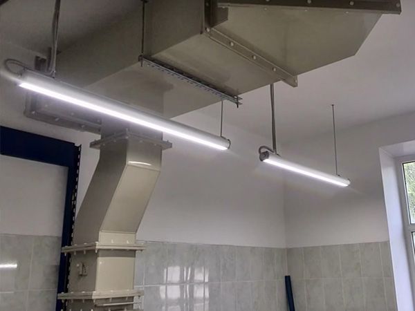 Установка светодиодных светильников в производственном помещении