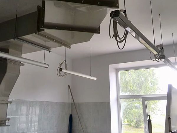 Установка светодиодных светильников в производственном помещении