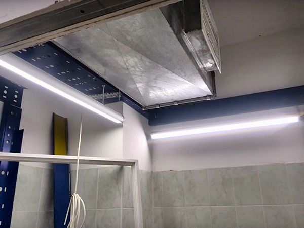Установка светодиодных светильников в производственном помещении
